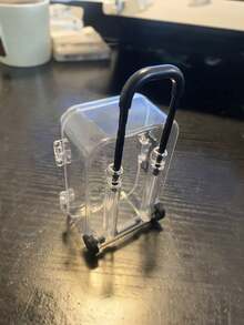 Bộ 4 hộp đựng kẹo mini bằng nhựa trong suốt có bánh xe kéo - Thích hợp để đựng đồ ăn nhẹ hoặc quà tặng dự tiệc, dây chuyền, nhẫn, vòng tay và bông tai, dây cáp dữ liệu và tai nghe, cũng có thể được sử dụng như đồ trang trí nhỏ sáng tạo, hộp đựng kẹo hành lý du lịch. - hộp quà hình vali - Xem 4