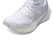 Under Armour 女士新款舒适透气跑步鞋 - 白色 - 查看 9