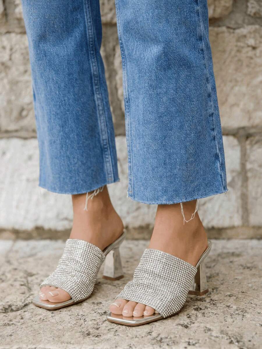 Mule con punta aperta, tacco quadrato, con decorazioni in strass a motivo geometrico - Argento 7219 - Visualizzare 1