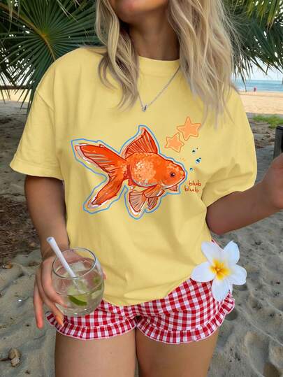 两件套女童可爱金鱼套装，宽松黄色T恤搭配格子荷叶边短裤，卡通金鱼和“咕噜咕噜”印花，休闲百搭，适合海滩度假、返校、日常休闲穿着