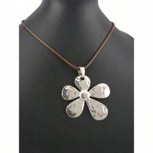 1pc Minimalist Silver Asymmetrical Sunflower Alloy Pendant Necklace, Adjustable Wax Cord Necklace, Fashionable Daily Wear For Young Women, Girlfriend - 銀色 - 查看 3