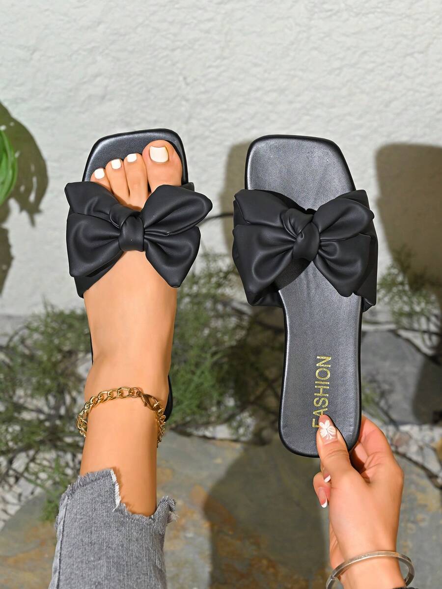 Sandales à bride unique avec design plissé en rose fait main pour femmes, dessus beau et à la mode, semelle imprimée en feuille, chaussures plates décontracté à bout carré ouvert, sandales légères et faciles à enfiler pour l'été