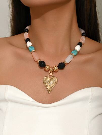 1 chiếc vòng cổ mặt dây chuyền hình trái tim vàng thanh lịch, đính hạt.