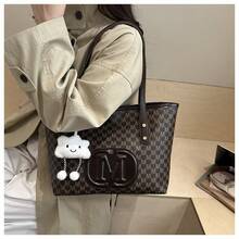 This Is A Large-Capacity Letter-Printed Tote Bag Specially Designed For Modern Urban Women. It Features Classic Full-Printed Letter Patterns Paired With Eye-Catching Round Metal "M" Pendants, Enhancing Overall Recognition And Refinement, And Easily Creating High-End Daily Outfits. The Bag Has A Square Structure And Ample Capacity. It Can Easily Hold A4 Documents, 13-Inch Laptops, Books, Umbrellas, Cosmetics And Other Daily Necessities, Meeting The Multiple Storage Needs For Work, Study Or Travel. - 棕色帶白雲掛件 - 查看 3