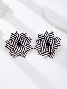 1 par de pendientes de aro con flores 3D exageradas y estampado de rayas para mujeres - Joyería de moda retro audaz para fiestas - Pendientes de flores negras - Ver 2