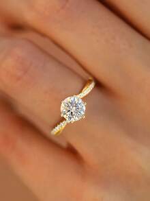 1枚1.0克拉扭纹六爪莫桑石钻石戒指，点缀以璀璨钻石，纯银（S925）材质，优雅奢华，适合作为订婚、结婚、送给闺蜜、生日、周年纪念日、婚礼珠宝的礼物。 - 六爪莫桑戒指-1.0CT - 查看 8