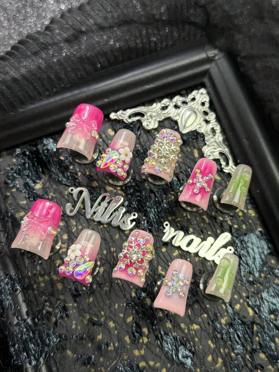 10件套全覆盖短款鸭嘴美甲套装，玫瑰红甲片，玫瑰红与浅粉渐变色，手绘透明3D水滴，3D白色五瓣花和彩色水钻