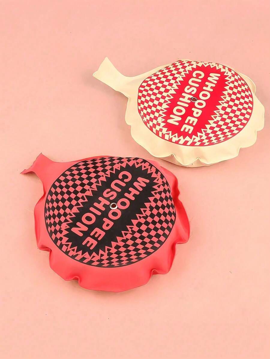 1 buah desain bulat, tahan lama dan dapat menghasilkan suara, bahan karet, mainan lelucon bantalan kentut, gaya hadiah lucu, pola papan catur multi-warna, pola papan catur klasik, detail efek suara kentut yang lucu, alat peraga hiburan pesta lelucon, cocok untuk Hari April Mop dan pesta ulang tahun.