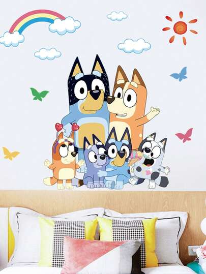  Giấy dán tường Bluey's Family and Friends (1 tấm) thích hợp cho phòng khách, phòng ngủ và các không gian trang trí nhà cửa khác. Được làm từ PVC, giấy dán tường này có thể tháo rời và rất lý tưởng để trang trí phông nền tường. Một món quà sinh nhật tuyệt vời dành cho bạn bè.