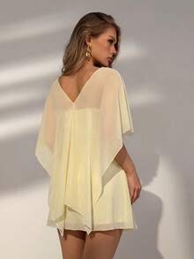 Bộ đồ nữ 3 món màu vàng chiffon (có thể mặc theo nhiều kiểu): Áo hai dây không vai, chân váy ngắn xếp ly và áo khoác ngoài cổ chữ V xẻ sâu kiểu cánh dơi, chi tiết xếp ly, nhẹ nhàng và thanh lịch, thích hợp cho các hoạt động mùa hè, đi dạo biển, tiệc bể bơi và kỳ nghỉ biển. - Màu vàng - Xem 1
