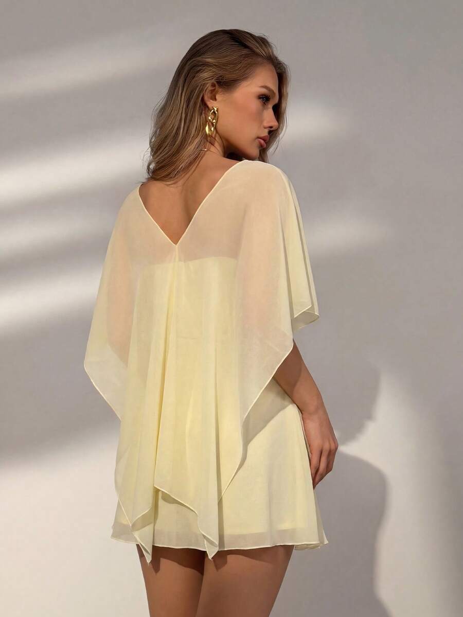 Bộ đồ nữ 3 món màu vàng chiffon (có thể mặc theo nhiều kiểu): Áo hai dây không vai, chân váy ngắn xếp ly và áo khoác ngoài cổ chữ V xẻ sâu kiểu cánh dơi, chi tiết xếp ly, nhẹ nhàng và thanh lịch, thích hợp cho các hoạt động mùa hè, đi dạo biển, tiệc bể bơi và kỳ nghỉ biển. - Màu vàng - Xem 1