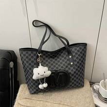 This Is A Large-Capacity Letter-Printed Tote Bag Specially Designed For Modern Urban Women. It Features Classic Full-Printed Letter Patterns Paired With Eye-Catching Round Metal "M" Pendants, Enhancing Overall Recognition And Refinement, And Easily Creating High-End Daily Outfits. The Bag Has A Square Structure And Ample Capacity. It Can Easily Hold A4 Documents, 13-Inch Laptops, Books, Umbrellas, Cosmetics And Other Daily Necessities, Meeting The Multiple Storage Needs For Work, Study Or Travel. - 黑色帶白雲掛件 - 查看 6