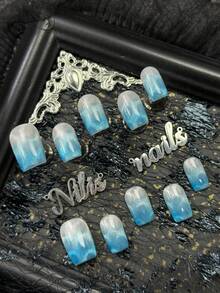 10片装手工全覆盖短方形亚克力美甲套装，浅蓝色美甲，银色猫眼，浅蓝与乳白色扎染完美复刻夏日海洋或冰川的清澈冰凉之感。冰蓝色渐变和闪亮的猫眼效果，带来清新、动感、高端的视觉体验。 - 淺藍色 - 查看 3