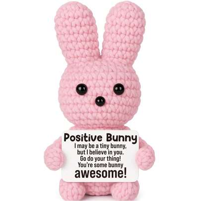 1个迷你毛绒钩织兔子玩偶，适合青少年、女孩、儿童，可作为情感鼓励、生日礼物、复活节礼物送给女性朋友和女儿，手工钩织的积极兔子复活节彩蛋填充物装饰