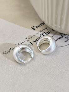 一对优雅简约的银色磨砂几何圈形耳环，适合女性日常、通勤和休闲场合佩戴 - 銀色 - 查看 1