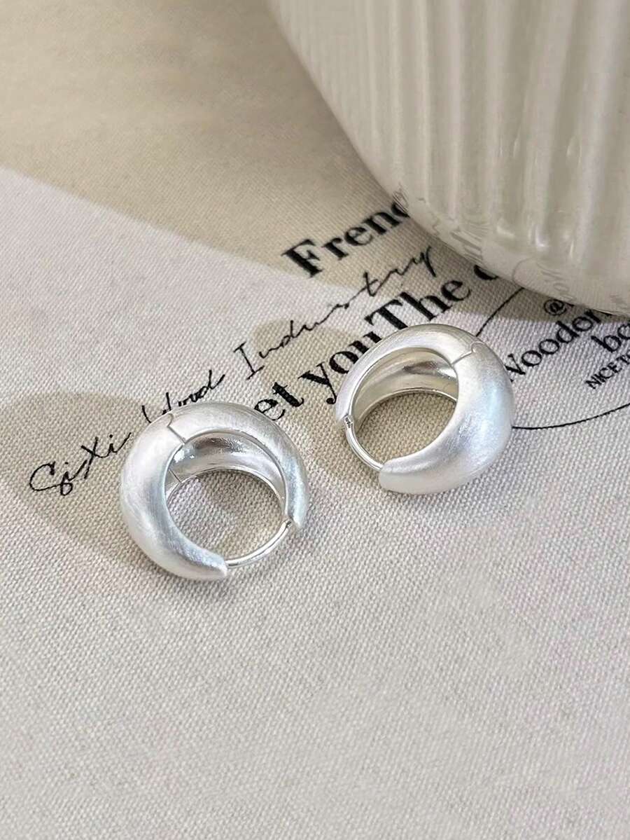 一对优雅简约的银色磨砂几何圈形耳环，适合女性日常、通勤和休闲场合佩戴 - 銀色 - 查看 1