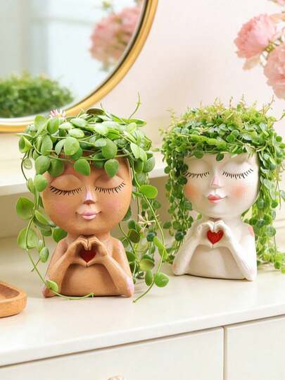 1 chậu trồng cây hình mặt bé gái dễ thương, thiết kế độc đáo với đôi mắt nhắm, lông mi dài và hình trái tim, thích hợp trang trí nhà cửa, sân vườn, ban công, bàn làm việc, trong nhà và ngoài trời. Chậu hoa trang trí nghệ thuật độc đáo cho cây trồng trong nhà và ngoài trời, chậu trồng cây mọng nước đáng yêu mới cho trang trí nhà cửa và sân vườn.