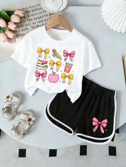 Bộ đồ thường ngày cho bé gái: áo thun ngắn tay cổ tròn in nơ và quả táo, gồm áo thun và quần short.