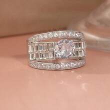 闪耀优雅的合成白色锆石戒指，适合作为订婚戒指或节日场合的精美礼物。 - 銀色 - 查看 2