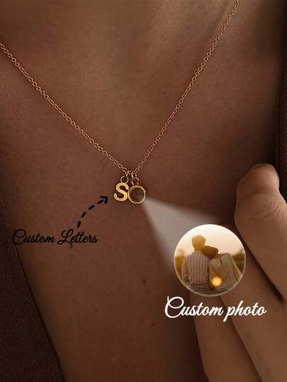 Dây chuyền in ảnh và chữ cái đầu tên theo yêu cầu | Dây mảnh tối giản & có thể điều chỉnh độ dài | Nhiều màu sắc (Vàng/Bạc/Vàng hồng) | Phụ kiện thời trang, đơn giản, thường ngày và độc đáo | Lý tưởng cho phong cách tối giản/hàng ngày & làm quà tặng