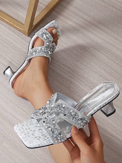 Giày sandal cao gót bạc cho nữ, sandal đế thấp kiểu slip-on, sandal gót nhọn 5cm, đính đá lấp lánh, thoải mái, tối giản và thời trang.