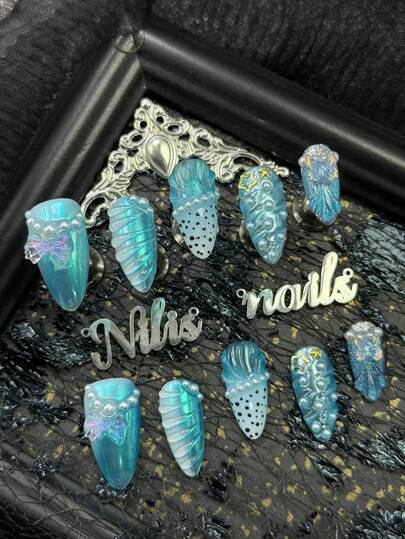 10 piezas Kit de acrílico para uñas de almendra, uñas azul claro, usando azul, azul claro y blanco lechoso con efecto tie-dye, lunares asimétricos negros dibujados a mano y ondas de agua transparentes y otros patrones geométricos, lazos iridiscentes 3D, mariposas iridiscentes, perlas blancas, estrellas doradas y otros accesorios para uñas