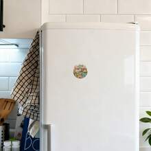 Nam châm tròn khắc nổi hình ảnh đường chân trời hiện đại của ốc đảo Abu Dhabi: Khung tròn thu nhỏ, hình ảnh Nhà thờ Hồi giáo Sheikh Zayed, cây cọ và các tòa nhà hiện đại, chữ "ABU DHABI" mạ vàng nổi bật – Sự kết hợp hài hòa giữa truyền thống và hiện đại cho tủ lạnh của bạn. - Abu Dhabi - Xem 3