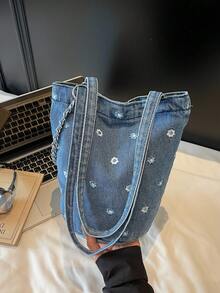 Bolsa de tecido jeans multicolorida azul com bordado de margaridas e corrente metálica, estilo tote, transversal ou para usar no ombro. Fecho de pressão. Design moderno e delicado, ideal para o dia a dia, deslocamentos, escola e compras. - Baby Azul - Ver 2