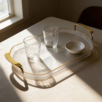 1 Khay đựng đồ cao cấp sang trọng, viền vàng, hình chữ nhật bằng nhựa PP trong suốt có tay cầm, thích hợp sử dụng trong gia đình để đựng tách trà và ly nước. Khay hình chữ nhật đa chức năng hiện đại, chắc chắn.