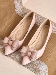 经典黑色缎面蝴蝶结尖头平底鞋，缎面质感细腻柔软，尽显优雅气质。3D蝴蝶结装饰更添柔美气质，尖头设计修饰脚型，柔软内衬穿着舒适，平底款式行走轻松自如。适合通勤、约会、购物等多种场合。搭配针织裙可打造甜美少女风，搭配直筒牛仔裤则可展现休闲时尚感。百搭必备单品。 - 淺粉色 - 查看 20