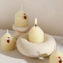 مجموعة شموع شمع العسل المطوية يدويًا، مصنوعة من شمع العسل الطبيعي المختار، تتميز بشموع أعمدة على شكل نحلة، تجمع بين الجمال والعملية، مناسبة لديكور المنزل، ترتيب المراسم، إعداد الزفاف، ديكور الحفلات، بركة العائلة، بملمس ناعم وتصميم جذاب، تجلب جوًا شافيًا، هدية مثالية للأعياد - شموع مصنوعة يدوياً من شمع العسل - مشاهدة 6