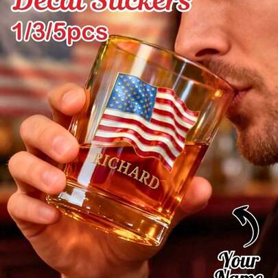 Bộ 1/3/5 miếng dán hình cờ Mỹ tùy chỉnh, chữ viết cá nhân hóa, chất liệu vinyl chống thấm nước chất lượng cao, hoàn hảo cho Ngày của Cha, Ngày Độc lập, Ngày Cựu chiến binh, Sinh nhật, Kỷ niệm, Giáng sinh, Lễ tốt nghiệp, lý tưởng để dán lên ly rượu whisky, cốc, máy tính xách tay, bình nước, cửa sổ xe hơi, hộp dụng cụ và làm quà lưu niệm yêu nước.