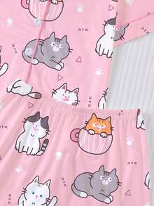 两件套女童可爱猫咪印花睡衣套装，包括一件阻燃翻领短袖开衫和一条宽松弹力腰短裤，粉色底色，饰有茶杯猫图案，适合儿童和青少年居家穿着。 - 粉色 - 查看 6