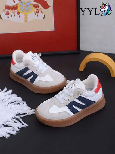 一双时尚舒适的儿童休闲套脚鞋，防滑耐穿，轻便易穿，适合上学穿着，稳固贴合