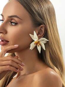 1 paire de boucles d'oreilles à tige avec grande fleur 3D exagérée en acrylique pour femmes, style de vacances à la mode, polyvalent pour l'été - Blanc - Voir 2