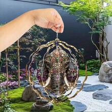 1个精美大象图案风铃，3D旋转金属风铃，带360°旋转挂钩，是装饰庭院、阳台和草坪的理想之选。独特的设计使其成为馈赠亲朋好友、教师、感恩节、圣诞节、万圣节和乔迁之喜的完美礼物（9.84英寸*9.84英寸）（不含吊坠），款式随机。 - 1pc - 查看 2