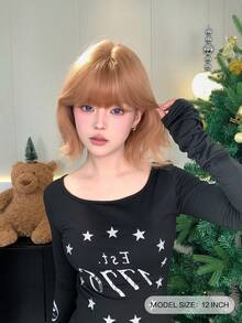 这款12英寸长的合成假发，拥有自然卷曲的发型，呈现出迷人的摩卡棕色。它采用刘海设计，并由耐热纤维制成，确保经久耐用。这款假发非常适合日常佩戴，能够打造自然逼真的效果。 - 摩卡棕 - 查看 2