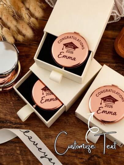 1 chiếc gương trang điểm khắc tên cá nhân dành cho sinh viên tốt nghiệp năm 2026, gương trang điểm hai mặt độ phân giải cao, nhỏ gọn, có thể gập lại, gương bỏ túi di động, dụng cụ trang điểm cho phụ nữ, thích hợp làm quà tặng tốt nghiệp cho con gái, bạn thân, bạn cùng lớp, quà lưu niệm tốt nghiệp, quà kỷ niệm, quà tặng sáng tạo tùy chỉnh mang ý nghĩa kỷ niệm.