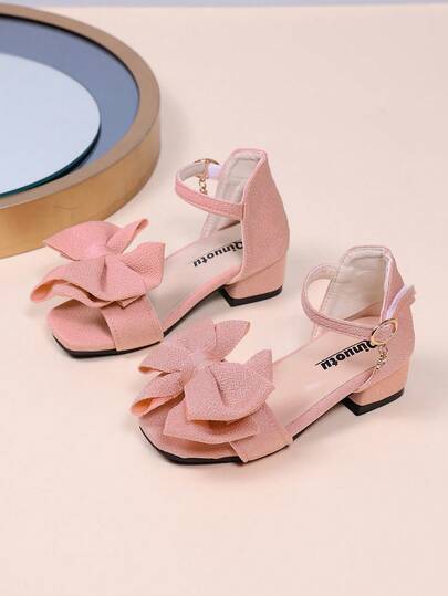 1双粉色女童高跟凉鞋，纯色柔软面料蝴蝶结装饰，圆头粗跟增高平底防滑单带设计，时尚波西米亚假日风可爱公主舞蹈坡跟凉鞋，适合女学生休闲日常假日派对户外穿着，春夏新品