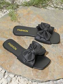 Sandales à bride unique avec design plissé en rose fait main pour femmes, dessus beau et à la mode, semelle imprimée en feuille, chaussures plates décontracté à bout carré ouvert, sandales légères et faciles à enfiler pour l'été - Noir 2 - Voir 8
