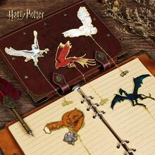 Harry Potter 1 件装青铜哈利波特魔法生物书签，插画风格金属书签，凤凰福克斯、海德薇、克鲁克山追逐彼得、飞翔的巴克比克和夜骐，动感十足的魔法动物主题书签，配有尾巴链，可用于阅读、日记悬挂，是送给爱书人士的理想礼物。返校季[官方授权] - 彩色 - 查看 6