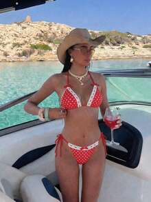 Conjunto de bikini a lunares rojos 2026 nuevo. Parte superior triangular con ribete de encaje, Bottom de natación con lazo delantero. Elegante traje de baño para vacaciones de verano en la playa - Multicolor - Ver 4