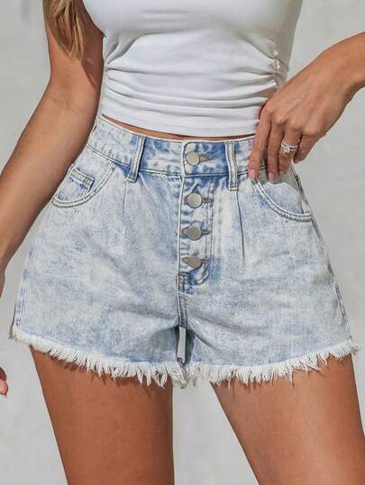 Quần short jean denim dáng suông dành cho nữ, cài nút và viền rách.