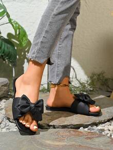 Sandales à bride unique avec design plissé en rose fait main pour femmes, dessus beau et à la mode, semelle imprimée en feuille, chaussures plates décontracté à bout carré ouvert, sandales légères et faciles à enfiler pour l'été - Noir 2 - Voir 7