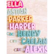 1PC Custom Name Acrylic Luggage Tag, Personalized Double Layer Bold Letter Bag Accessory, DIY Cute Colorful Backpack Pendant Luggage Tag, Cute Custom Name Acrylic Keychain, Acrylic Nameplate, Colorful Backpack Pendant Gift, Perfectly Suitable For Backpack Pendants, Luggage Tags, Travel Accessories, Lunchbox Labels, Family Member Labels, School Team Member Accessories, Gift Bag Tags, Daily Wear, Very Suitable For Gifting Family And Friends, Perfect Birthday Holiday Gift, Anniversary Gift - 彩色 - 查看 7