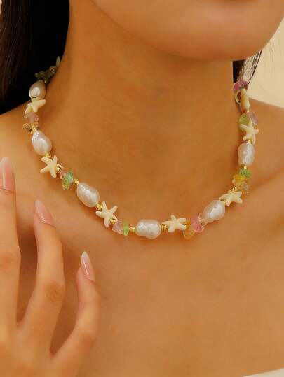 Collar inspirado en el océano, delicado - Hebra de cuentas de color blanco suave y color macaron con colgante de estrella de mar en miniatura, diseño ligero adecuado para usar en capas o solo