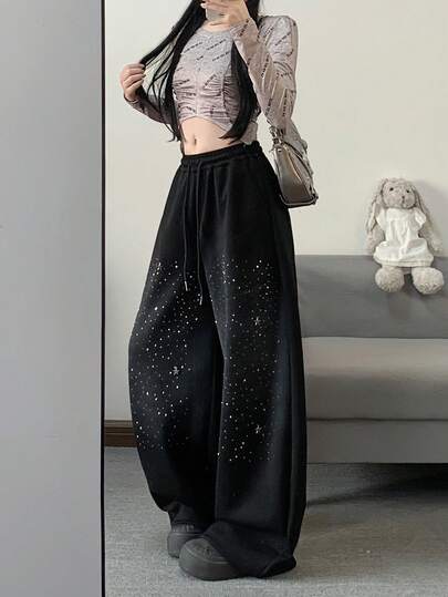 Chiếc quần ống rộng màu đen bằng polyester dành cho nữ này được trang trí bằng những viên đá lấp lánh, là sự lựa chọn hoàn hảo để tạo nên một bộ trang phục thời trang cho năm mới.