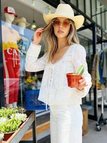 女士Y2K度假风休闲美式镂空高密度棉质蕾丝边法式系带轻薄衬衫，法式小众轻薄蕾丝拼接U领花卉边长袖独特优雅衬衫，时尚休闲纯色棉质蕾丝拼接半透明方领系带纽扣长袖上衣 - 白色 - 查看 9