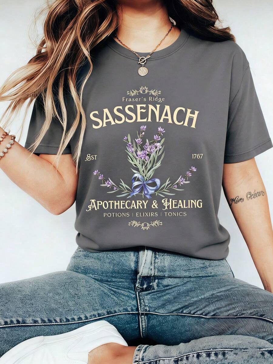100% Cotton Women's Vintage Sassenach Lavender Graphic Short Sleeve T-Shirt Casual Retro Tee,Summer Outfits For Women,Graphic T Shirts - 灰色 - 查看 1