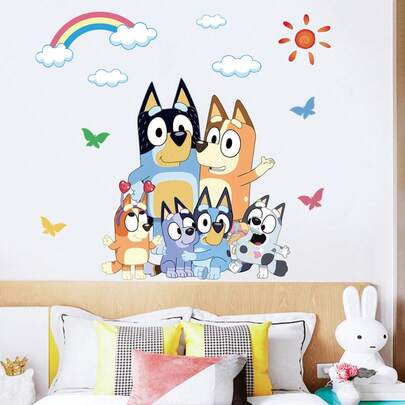 Bluey 这款布鲁伊一家和朋友们的壁纸，1张装，适用于客厅、卧室和其他家居装饰，采用PVC材质，可移除，是墙面背景装饰的完美之选，也是送给朋友的完美生日礼物。